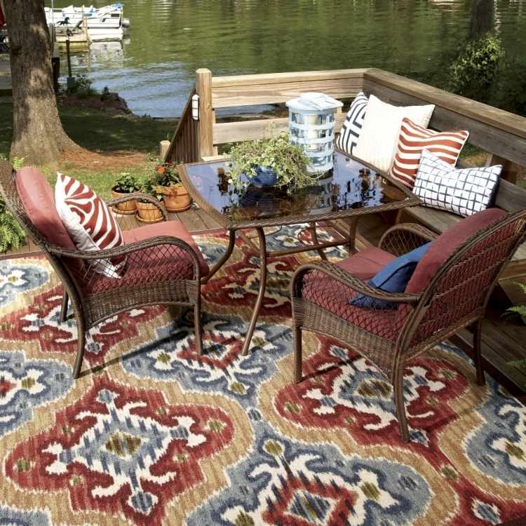 outdoor-teppiche-design-bunt-muster-ornamente-rot-blau-sitzecke-holz-kissen-stuehle-kunststoffrattan