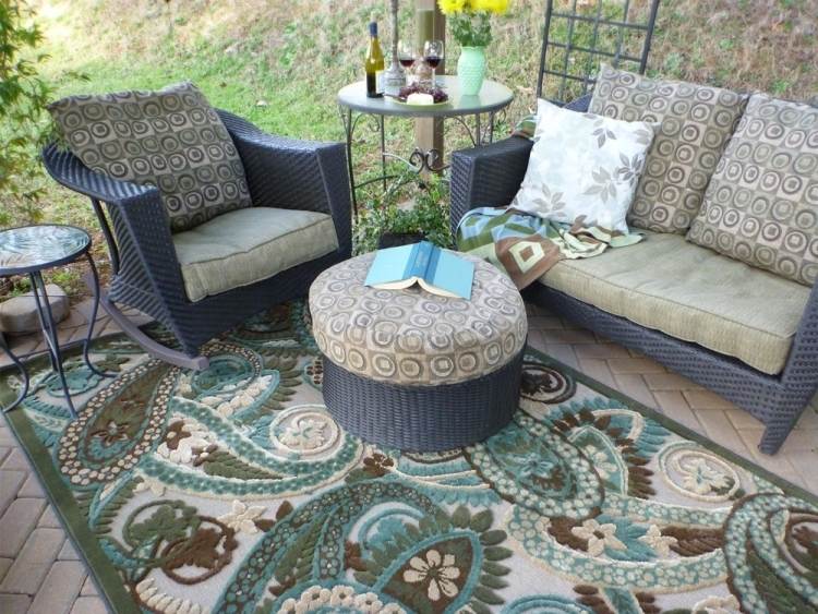 outdoor-teppiche-design-bunt-muster-relief-ornamente-gruen-braun-blau-gartenmoebel-kunststoffrattan-beige