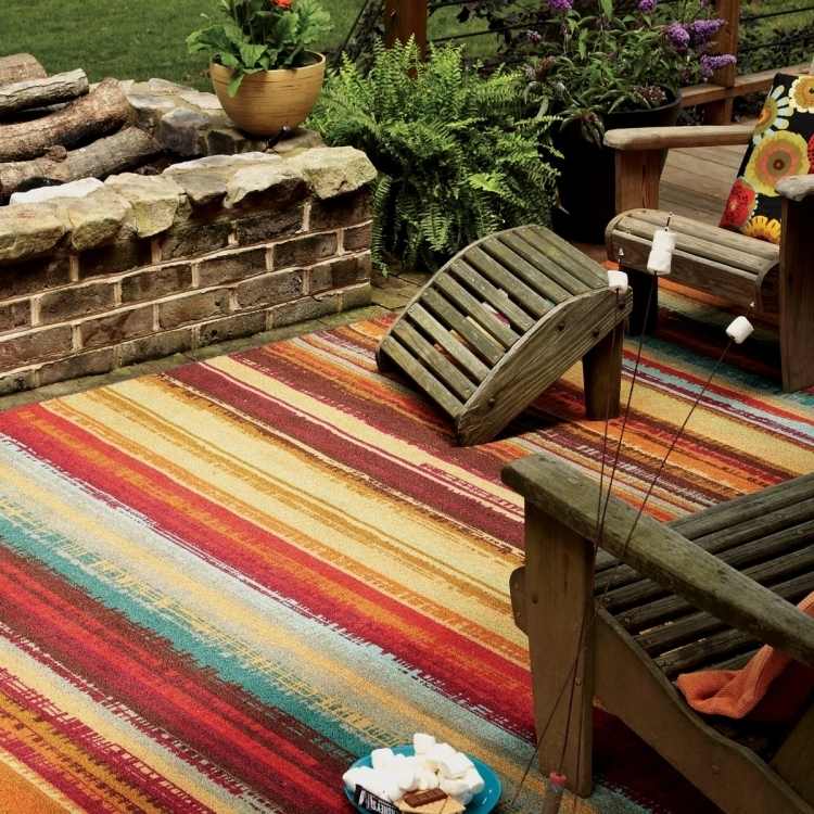 outdoor-teppiche-design-bunt-muster-streifen-rot-braun-gelb-holz-naturstein-garten