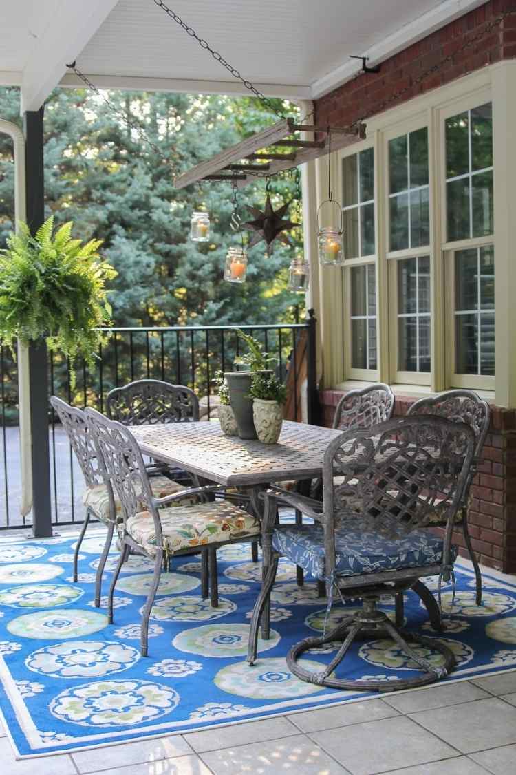 outdoor-teppiche-design-bunt-muster-terrasse-ueberdachung-weiss-blau-gartenmoebel-eisen-rustikal