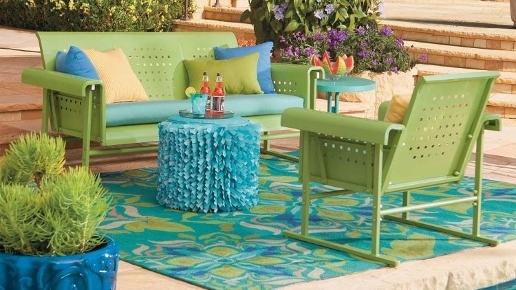 outdoor-teppiche-design-bunt-muster-tuerkis-gruen-leuchtende-farben-gartenmoebel-metall-modern