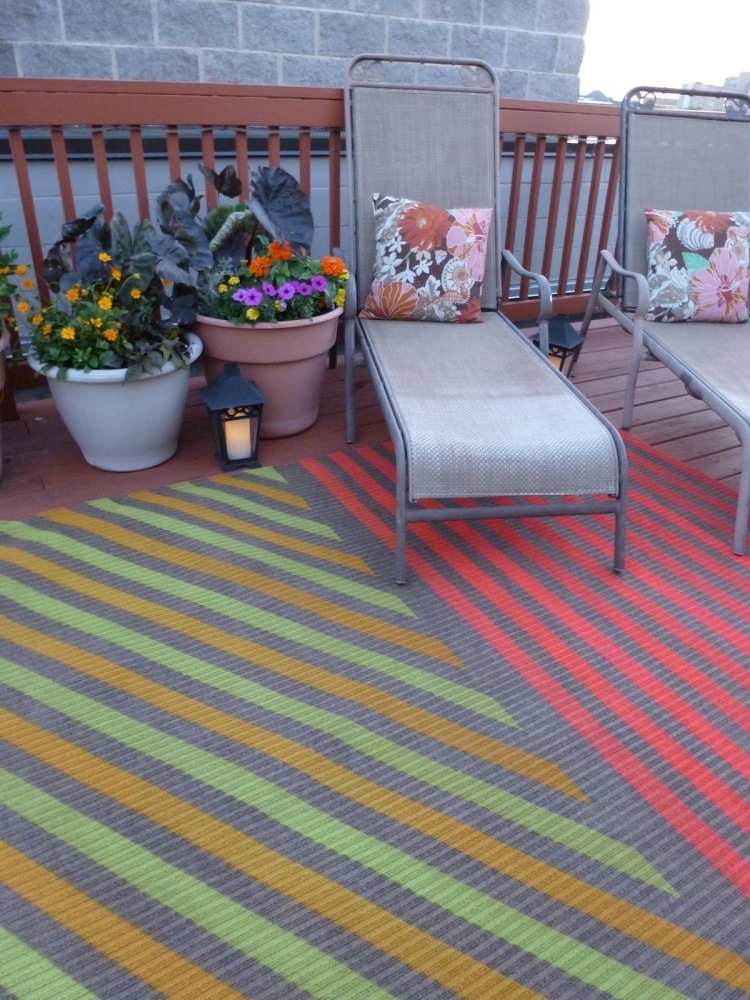 outdoor-teppiche-design-bunt-streifen-gruen-rot-grau-gartenmoebel-terrasse