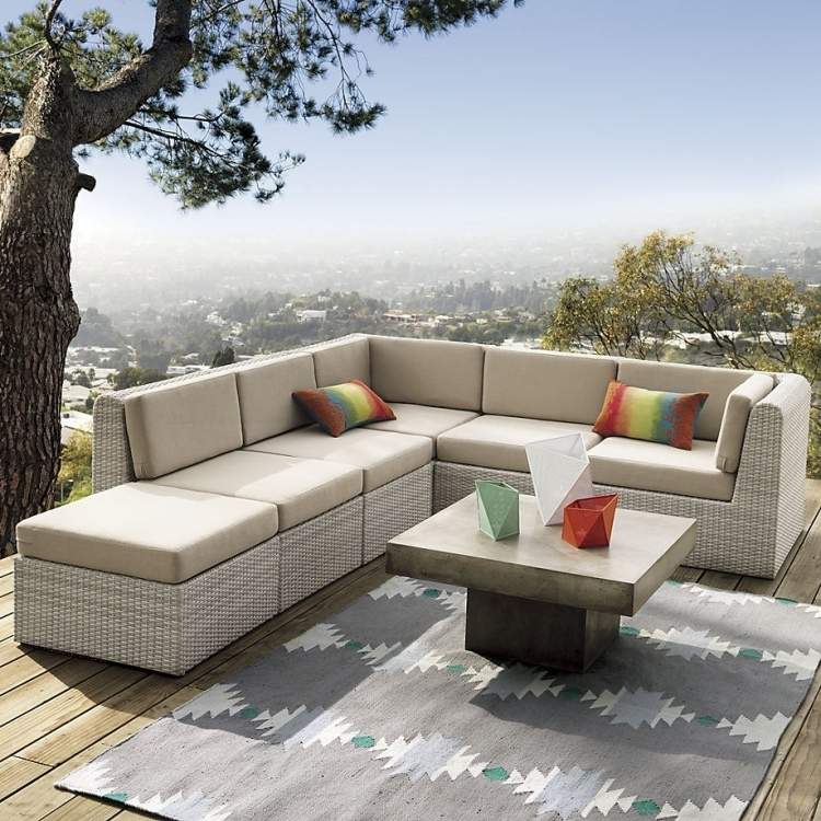 outdoor-teppiche-design-schwarz-weiss-muster-ausgeblichen-look-gartenmoebel-kunststoffrattan-polsterkissen-beige-terrasse