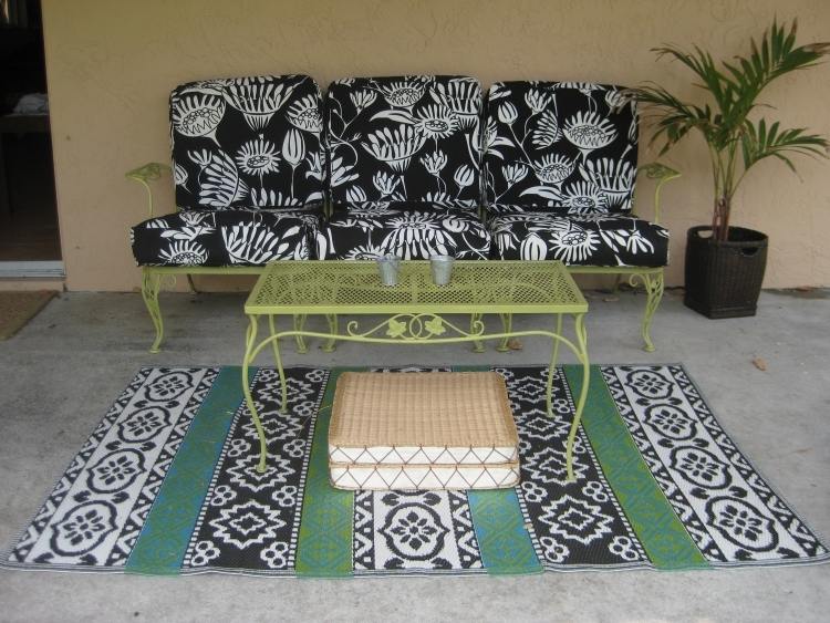 outdoor-teppiche-design-schwarz-weiss-muster-gruen-gartenmoebel-polsterkissen-sitzkissen-palme-betonboden