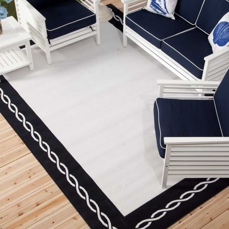 outdoor-teppiche-design-schwarz-weiss-muster-klassisch-gartenmoebel-polsterkissen-dielenboden