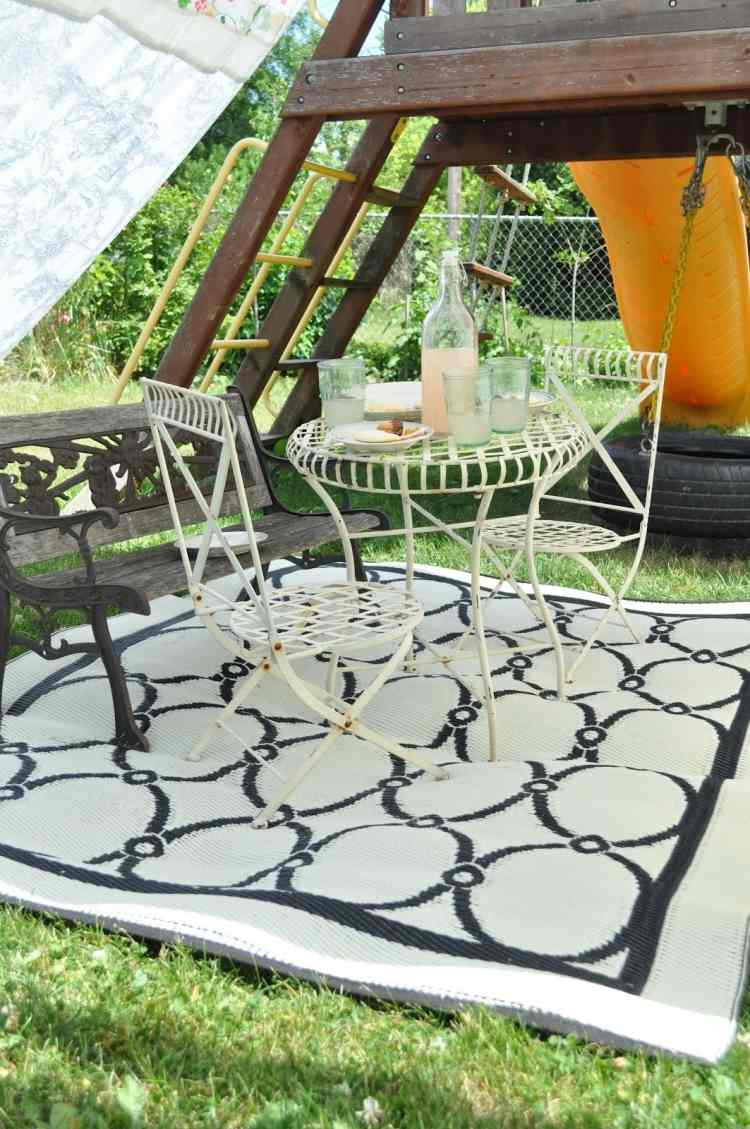 outdoor-teppiche-design-schwarz-weiss-muster-rasen-schatten-stuehle-eisen-schaukel-kinderanlage-picknick