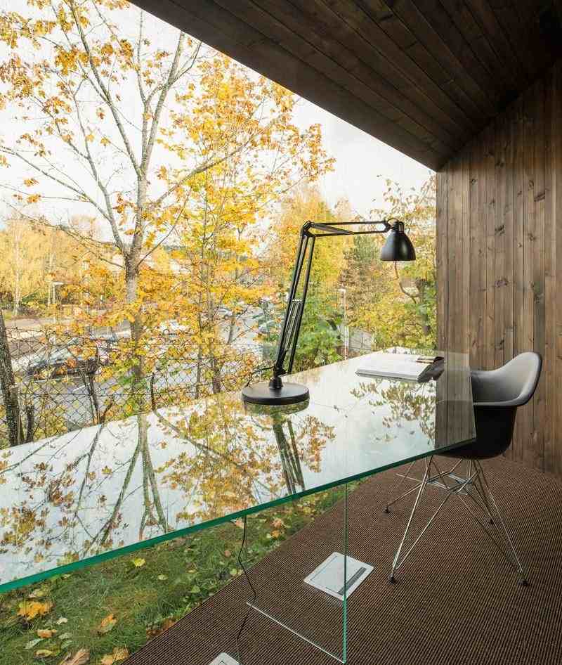 panoramafenster-arbeitszimmer-asymmetrisch-haus-modern-schriftsteller-schreibtisch-aussicht-hinterhof