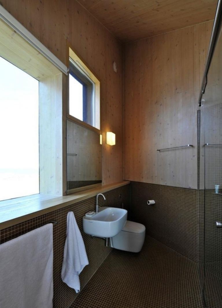 panoramafenster-asymmetrisch-haus-badezimmer-mosaikfliesen-braun-holz-glaswand-waschbecken-klo