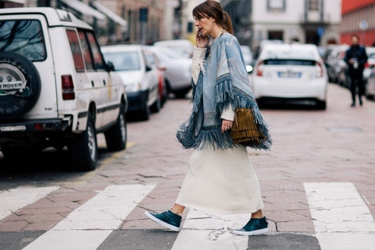 Damen Poncho -herbst-street-style-blau-leder-fransen-velour-sneakers