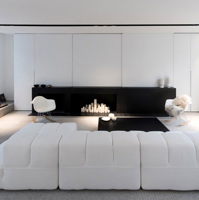 Schwarz-Weiß einrichten -luxus-minimalismus-wohnzimmer-modulare-couch-offener-kamin-einbauschraenke