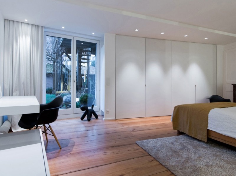 schwarz-weiß-einrichten-schlafzimmer-dielenboden-einbauschrank-gardinen-spots-bett-teppich