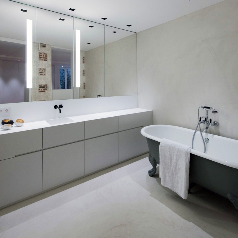 schwarz-weiß-einrichten-wohnung-luxus-badezimmer-freistehende-badewanne-vintage-waschunterschrank-minimalistisch