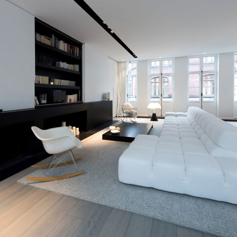 Schwarz-Weiß einrichten -wohnung-luxus-modern-wohnzimmer-modulare-couch-teppich-grau-dekorativer-kamin-kerzen