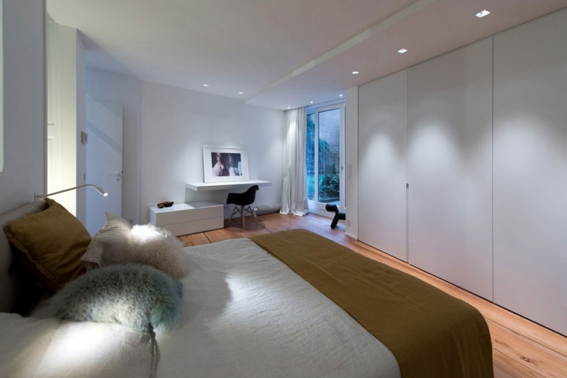 schwarz-weiß-einrichten-wohnung-luxus-schlafzimmer-einbauschrank-spots-bett-kissen