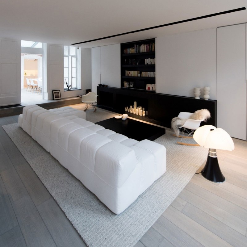 Schwarz-Weiß einrichten -wohnung-luxus-wohnzimmer-offener-kamin-teppich-kerzen-kontrastreich