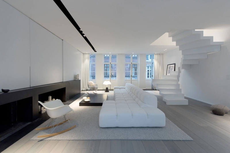 Schwarz-Weiß einrichten -wohnung-luxus-wohnzimmer-spindeltreppe-modulare-couch-kamin-dekorativ-eingemauert