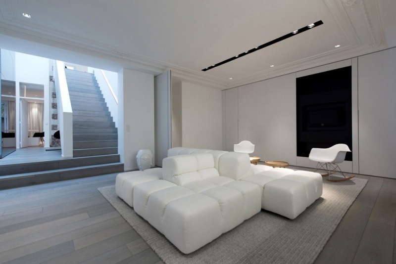 Schwarz-Weiß einrichten -wohnung-mansarde-treppe-wohnzimmer-minimalistisch-spots-dachfenster
