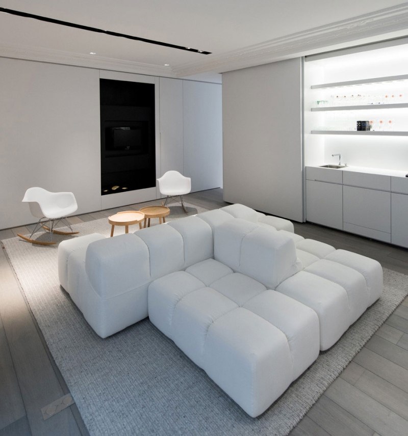 Schwarz-Weiß einrichten -wohnzimmer-modulare-couch-mittig-raum-kuechenzeile-eingebaut