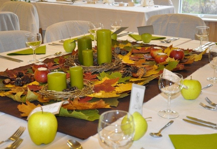 Tischdeko für Herbst idee-herbstlaub-ahornblaetter-gruene-stumpenkerzen