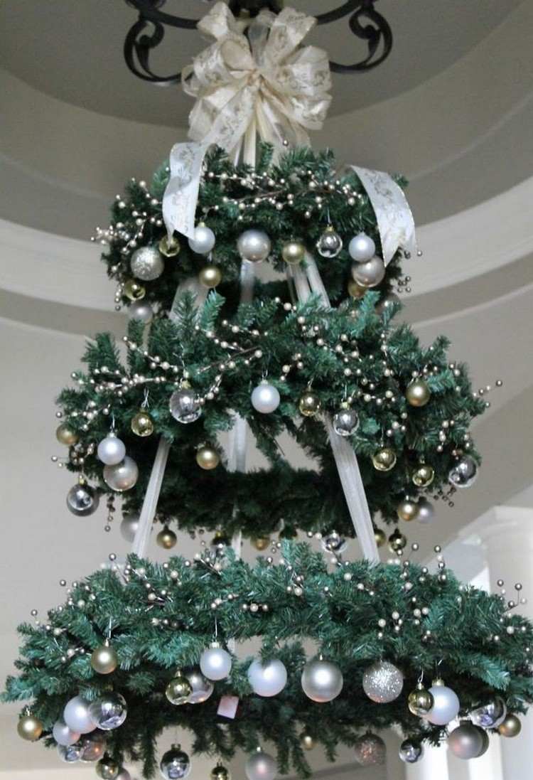 tischdekoration-weihnachten-haenge-adventskranz-silberne-glaskugeln