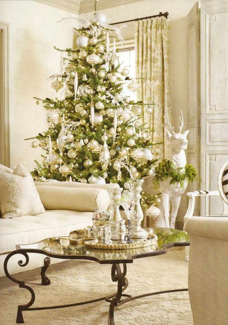 tischdeko-weihnachten-silber-gruen-couchtisch-kerzenhalter-tannenbaum-teppich-wohnzimmer-hirsch