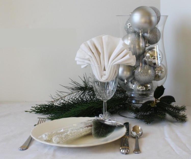 tischdeko-weihnachten-silber-gruen-glasvase-glaskugeln-stoffserviette-tannenzweige-besteck-weinglas