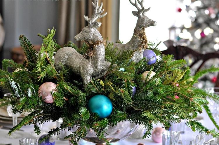 tischdeko-weihnachten-silber-gruen-hirsche-tannenzweige-glaskugeln-schussel-christbaumkugeln