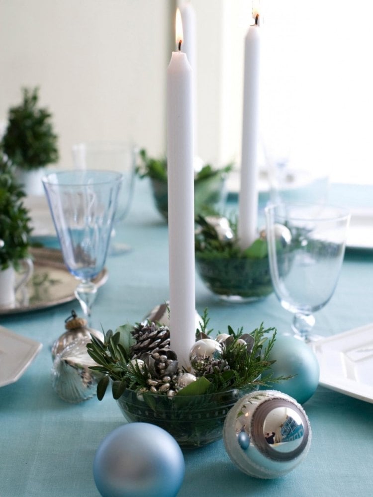 Tischdeko zu Weihnachten -silber-gruen-kerzen-zapfen-tannenzweige-kerzenhalter-glaskugeln