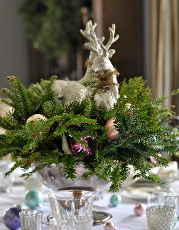 tischdeko-weihnachten-silber-gruen-schussel-hirsche-glaskugeln-glaeser-windlichter-christbaumkugeln
