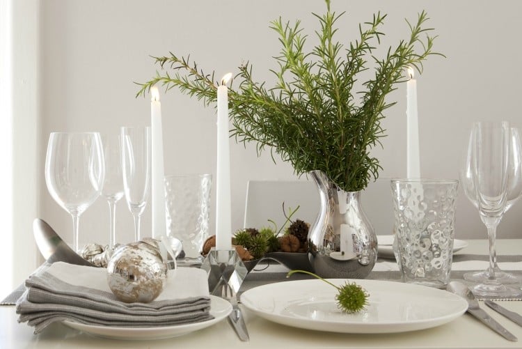 Tischdeko zu Weihnachten -silber-gruen-teller-geschirr-weinglaeser-vase-tischlaeufer