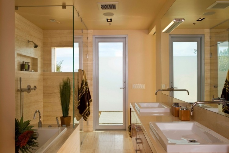 travertin-fliesen-badezimmer-cremeweiss-doppelt-waschtisch-dusche-glaswand-badewanne