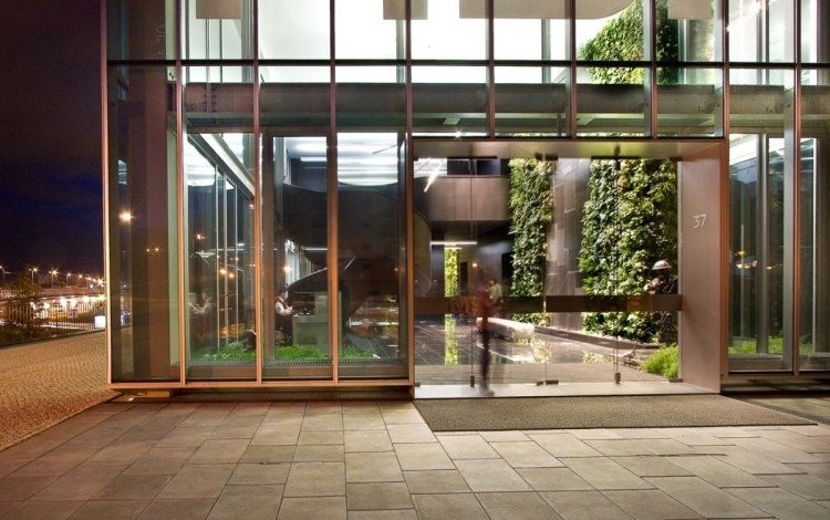 vertikaler-garten-gebaeude-glasfassade-tuer-innengarten-moderne-architektur