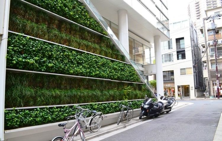 vertikaler-garten-outdoor-tokyo-gebaeude-fassade-modern-architektur-buergersteig