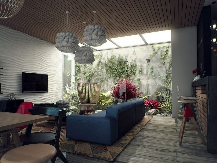 vertikaler-garten-wohnzimmer-modern-interieur-couch-dunkelblau-innengarten-pendelleuchten-holzdecke-wandgestaltung