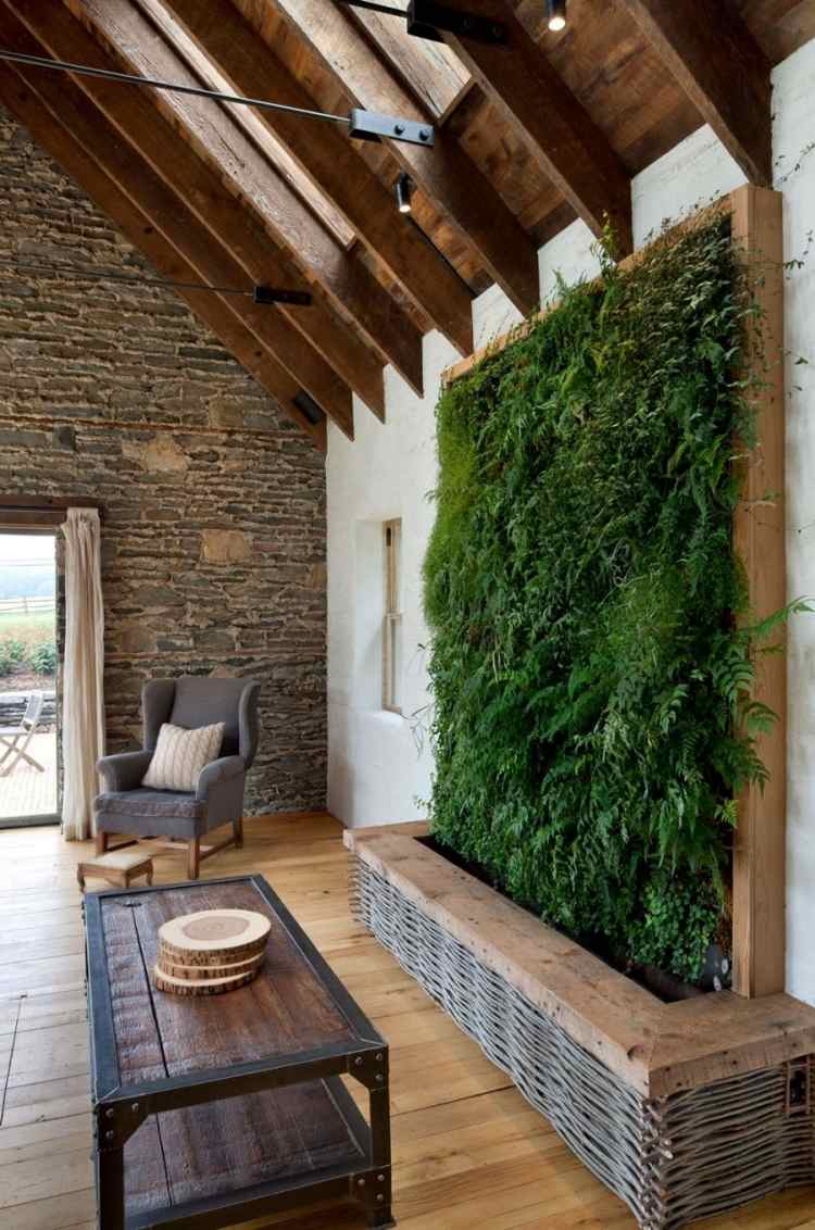 vertikaler-garten-wohnzimmer-rustikal-dielenboden-dachschraege-natursteinwand