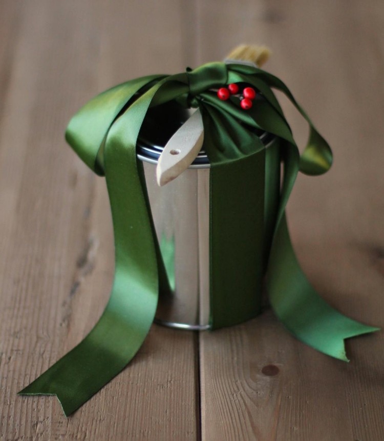 weihnachtsbastelideen-diy-blech-dose-kreativ-geschenk-band-gruen