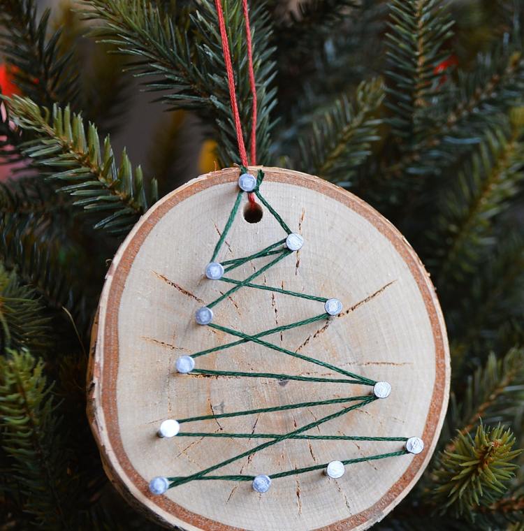 weihnachtsdeko-aus-holz-holzscheibe idee naegel schnur tannenbaum christbaumschmuck