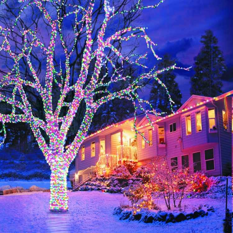 weihnachtsdeko-aussen-beleuchtet-haus-baum-garten-bunte-lichter-schnee
