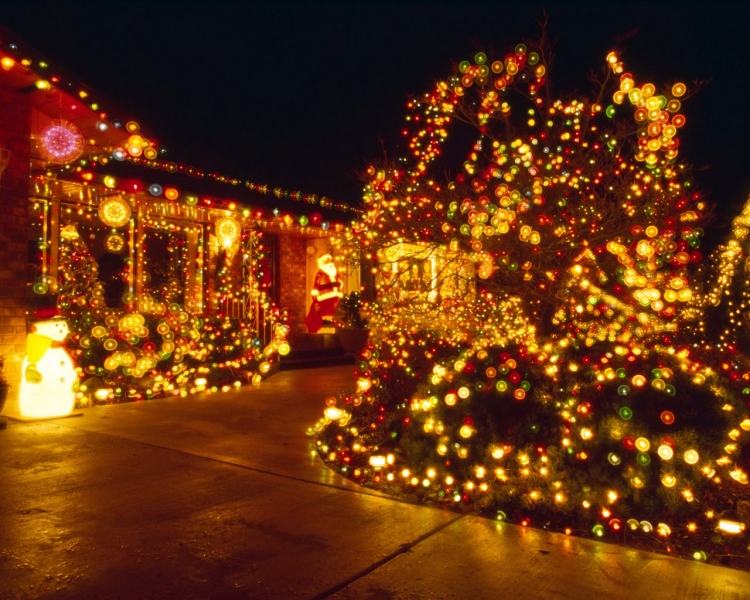 weihnachtsdeko-aussen-beleuchtet-haus-garten-bunte-lichter-straeucher-gartenwege-schneemann-deko-outdoor