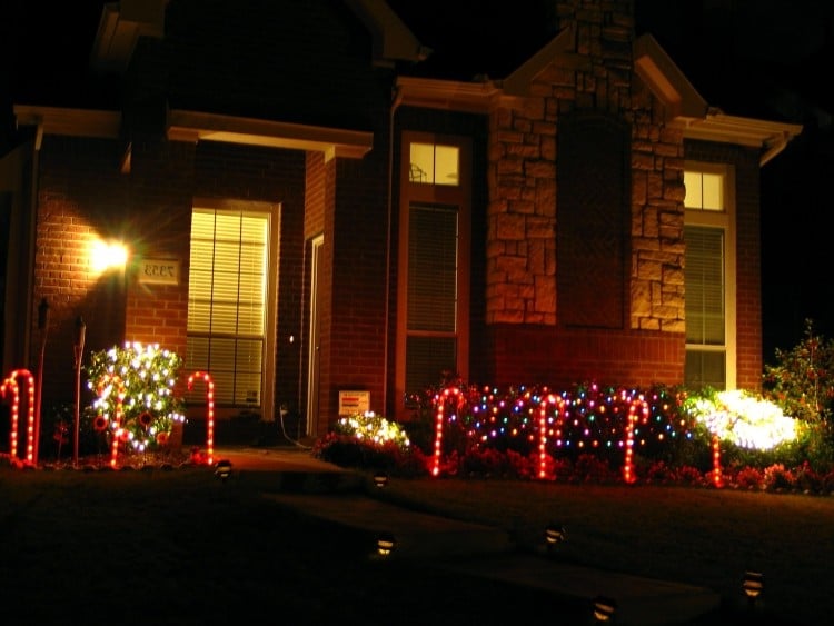 weihnachtsdeko-aussen-beleuchtet-haus-gartenweg-zuckerstangen-straeucher-deko