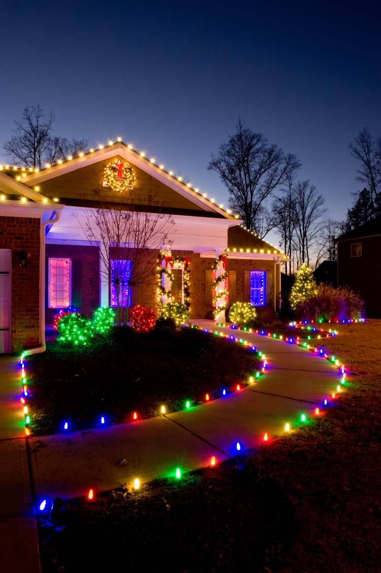 weihnachtsdeko-aussen-beleuchtet-haus-gartenwege-lichter-buntfenster-haustuer-straeucher