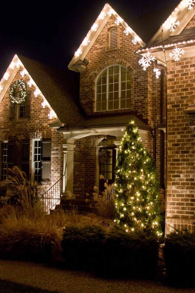 weihnachtsdeko-aussen-beleuchtet-haus-schoen-outdoor-beleuchtung-schneeflocken-tannenbaum-lichter