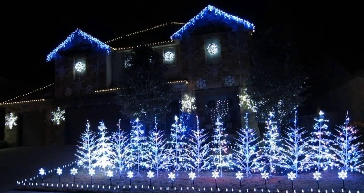 weihnachtsdeko-aussen-beleuchtet-haus-weiss-blau-schneeflocken-kleine-baume-led-leuchten-outdoor