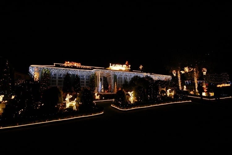 weihnachtsdeko-aussen-beleuchtet-haustuer--abend-gartenwege-strasse-hirsche-figuren-led-lichtfuguren