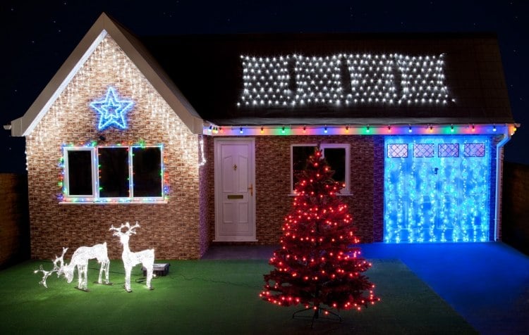 weihnachtsdeko-aussen-beleuchtet-haustuer-haus-garage-hirsche-tannenbaum-weihnachtsbeleuchtung