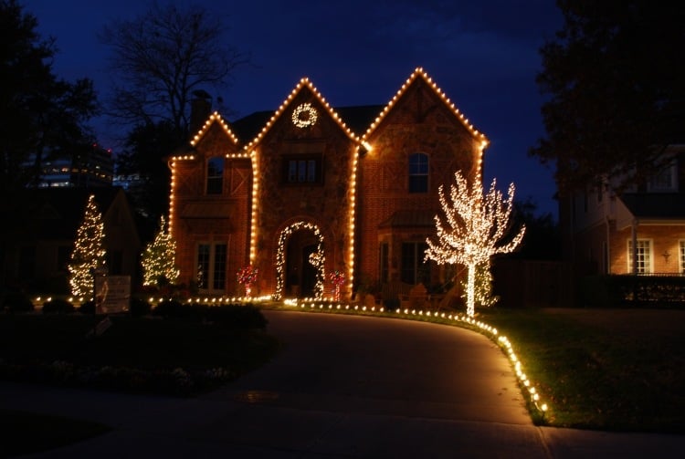 weihnachtsdeko-aussen-beleuchtet-haustuer-haus-steinweg-baeume-weihnachtsbeleuchtung