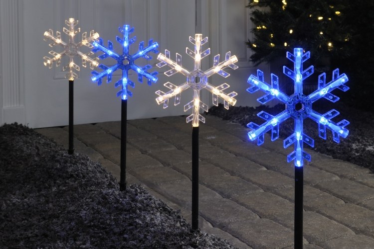 weihnachtsdeko-aussen-beleuchtet-haustuer-led-schneeflocker-weiss-blau-pollerleuchten