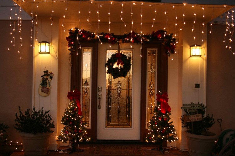 weihnachtsdeko-aussen-beleuchtet-haustuer-lichterketten-leuchten-kleine-christbaeume-beschmueckt