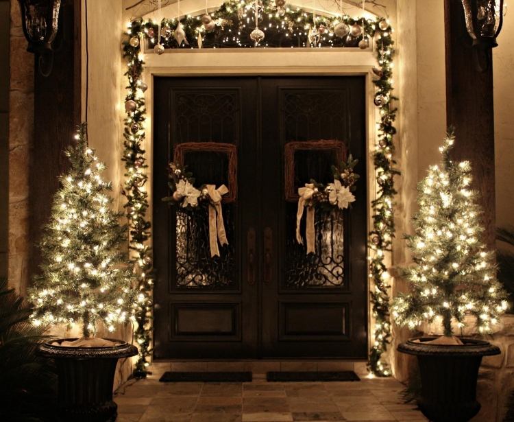 weihnachtsdeko-aussen-beleuchtet-haustuer--prachtvoll-schoen-zypressen-eingang-deko