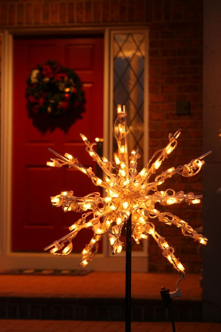 weihnachtsdeko-aussen-beleuchtet-haustuer-schneeflocke-led-weihnachtsbeleuchtung